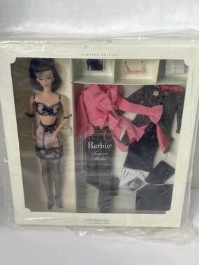 Mattel Barbie A MODEL LIFE GIFTSET Silkstone DOLL 2002 NEW!